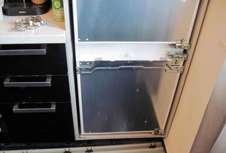 встраиваемый холодильник в шкаф