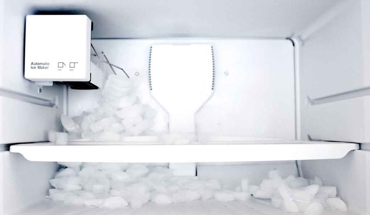 Холодильник самсунг задняя стенка. Холодильник 4624-101 задняя стенка холодильника. Вода на задней стенке холодильника. Лед внутри холодильника на задней стенке в углу.