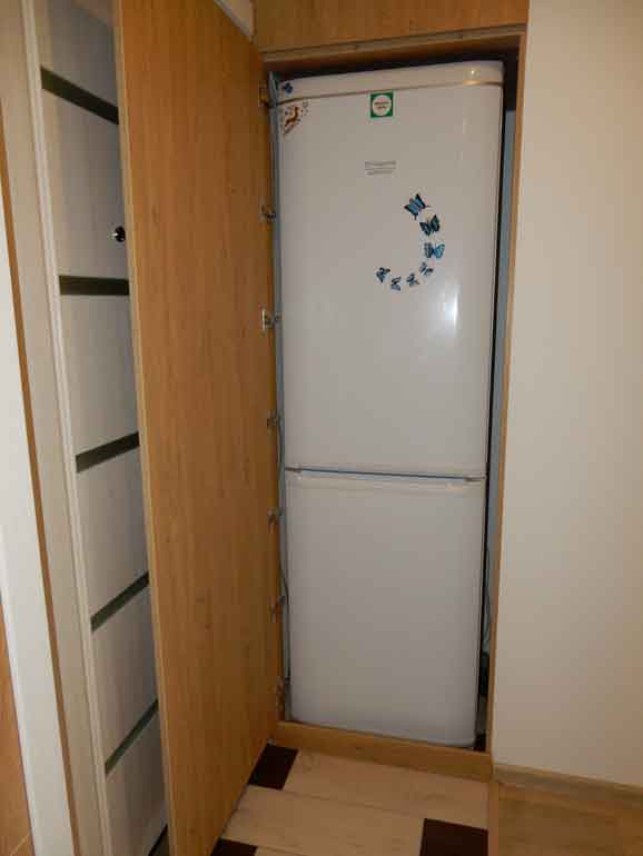 Шкаф со встроенным холодильником в коридоре