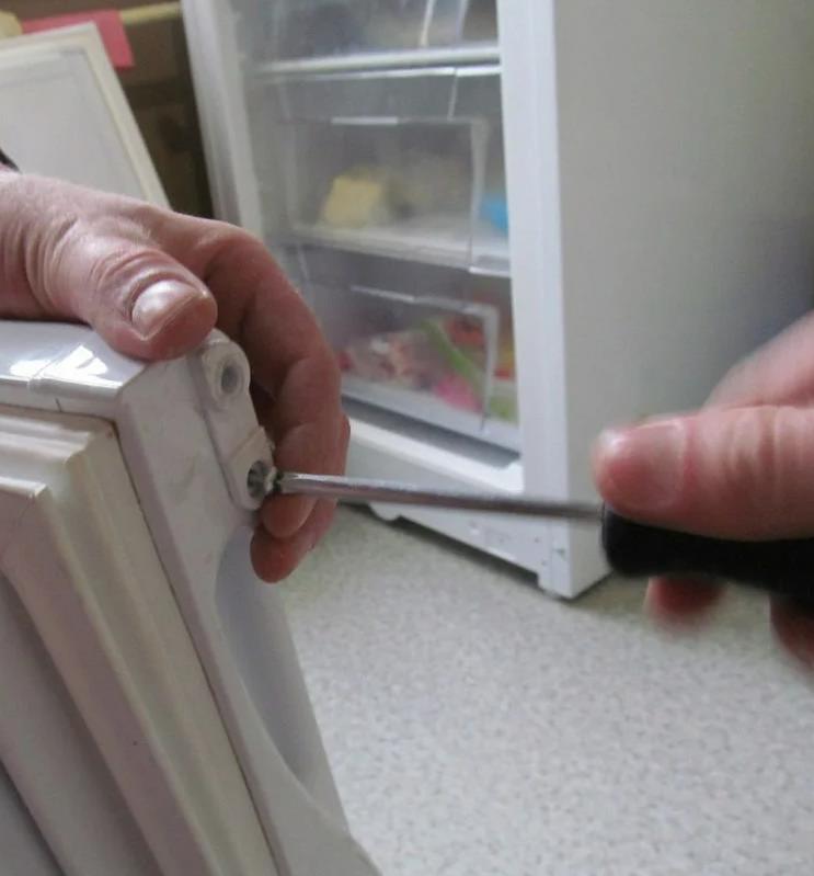 Не плотно закрывается дверь холодильника — что делать?